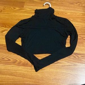Cropped ribbed turtle neck shirt